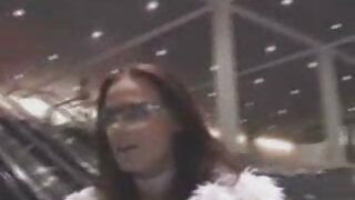 جیلی وائف صوفیہ لی نے شوہر کو پلاسٹک کے جنسی کھلونے سے پکڑ لیا!