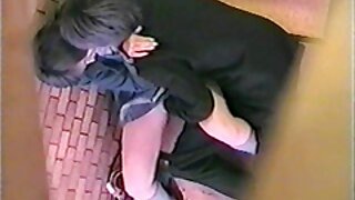 ڈاکٹر پسٹل اپنا بڑا ڈک کینزی ریوز کو دے رہا ہے۔