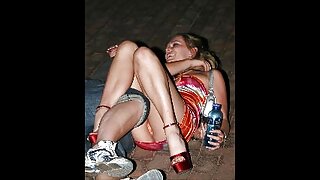TUSHYRAW پیٹائٹ ریڈ ہیڈ نے اپنی گدی کو پھیلایا ہے۔
