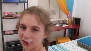 منحنی سنہرے بالوں والی سلٹ اس کے بڑے بٹ کو گولی مار دیتی ہے۔