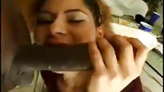 سنہرے بالوں والی MILF تازہ گوشت کے لئے باہر ہے۔