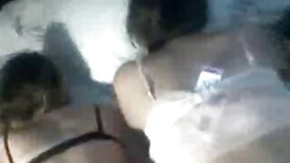 اونچی ایڑیوں میں Brunette MILF اپنے جسم کو ظاہر کرتی ہے۔