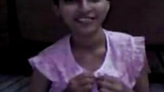 LoveHerFeet: Babysitter وینیسا اسکائی چوری کرتے ہوئے پکڑی گئی اور PornHD پر فٹ جاب دیتی ہے۔